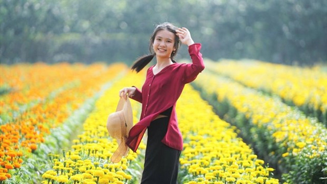 游客在美湫市花村照相。