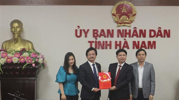 河南省领导向FPT集团领导颁发教育培训建设项目投资证书。（图片来源：越通社）