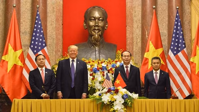越南国家主席陈大光和美国总统特朗普出席合同签字仪式。
