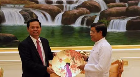 越南政府总监察长黄峰筝与缅甸副总统年吞。（图片来源：越通社）