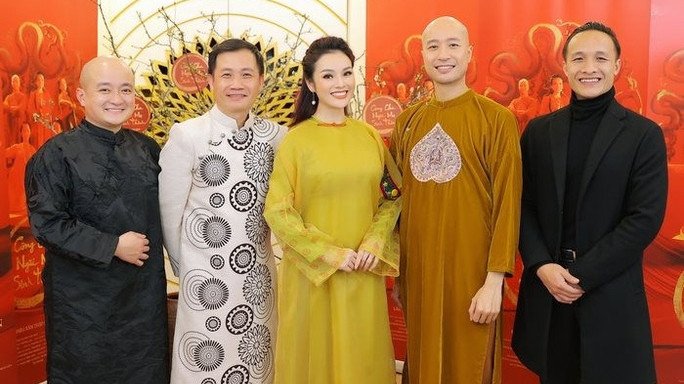 《父义母慈》制作组。