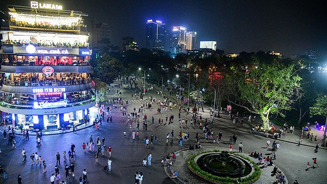东京义塾 广场全景，步行街在暂停一年多后重新开放。（成达 摄）