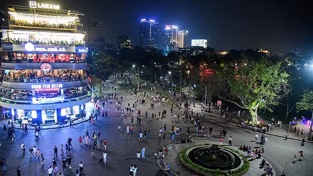 东京义塾 广场全景，步行街在暂停一年多后重新开放。（成达 摄）