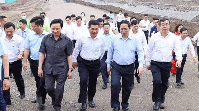 越南政府总理范明正莅临太平省调研。（图片来源：越通社）