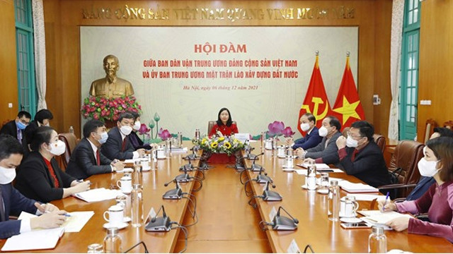 双方会谈场景。