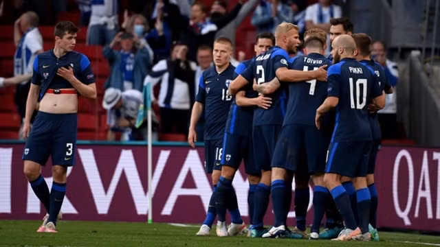 芬兰球员庆祝进球。