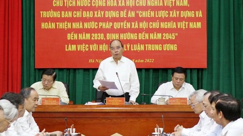 越南国家主席阮春福主持会议。