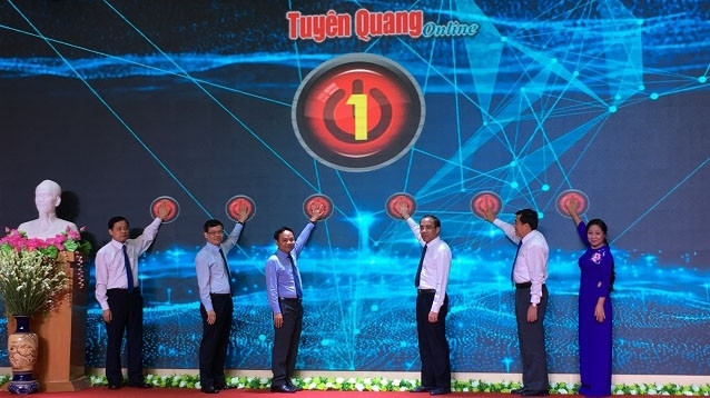 宣光报网英文版上线仪式。