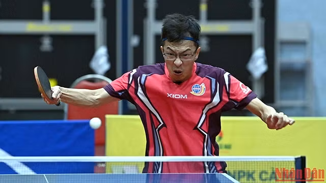 夺得男子单打金牌的武光贤左手击球。