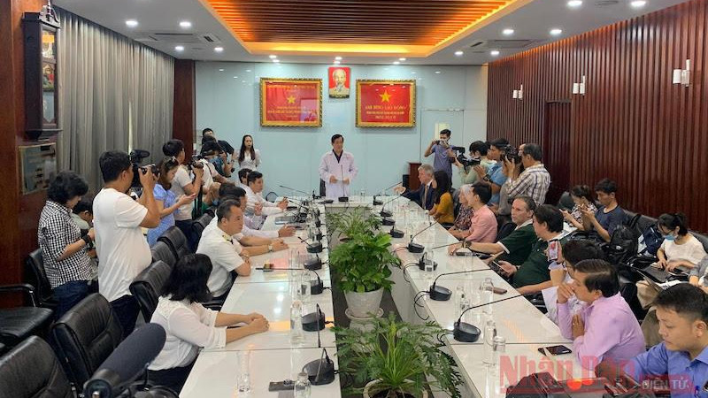 大水镬医院为英国籍飞行员（第91例新冠肺炎患者）治愈出院举行欢送仪式。