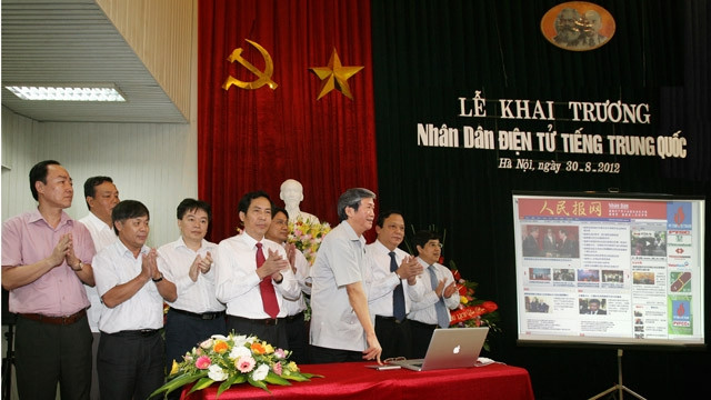 越共中央政治局委员、中央书记处书记、中央宣教部部长丁世兄正式开通中文版《人民报网》。