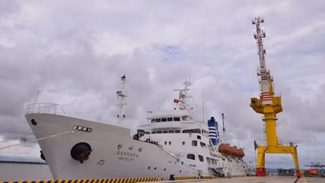 Hannara号训练舰抵达海防市廷武港MPC码头。（图片来源：越通社）