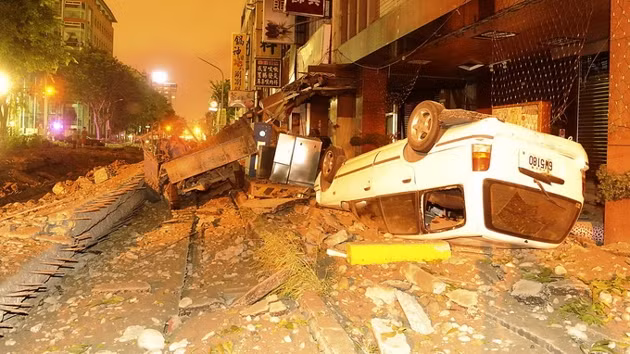 中国台湾高雄市一条街道可燃气体外泄爆炸现场。图片来源：路透社