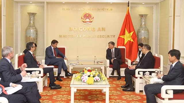 越南公安部部长苏林大将会见欧盟对外行动署（EEAS）亚太总司长。（图片来源：人民公安报）