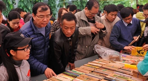 河内旧书集市吸引众多读者前来参观购买。