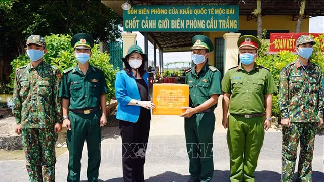 国家副主席武氏映春看望慰问西宁省新冠疫情防控一线工作人员。