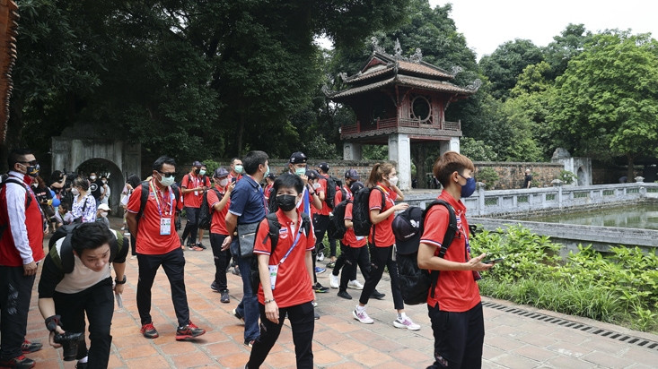 泰国运动员参观文庙。