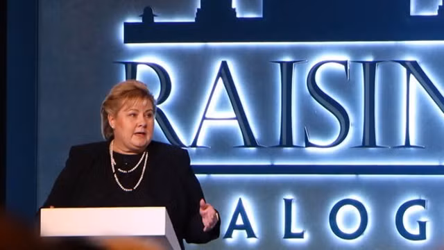  挪威首相埃尔娜·索尔贝格在对话会上致开幕辞。