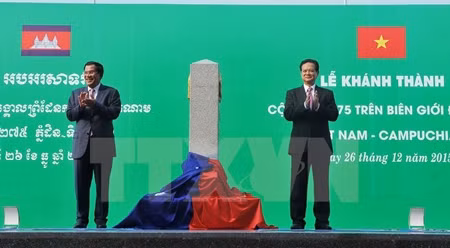 越南政府总理和柬埔寨政府总理出席越柬第275号界碑落成仪式。（图片来源：越通社）