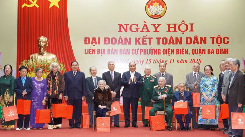 阮春福总理向奠边坊模范家庭以及贫困家庭代表赠送礼物。（图片来源：VGP）