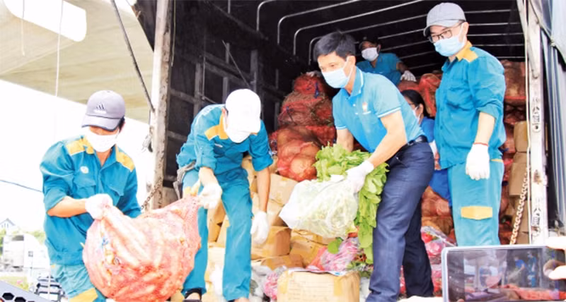 得乐省民众捐赠食品，向胡志明市市民送去温暖。