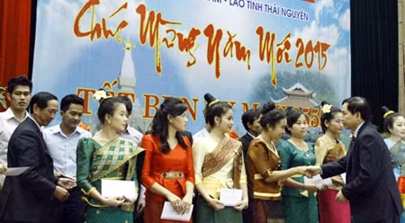 太原省省委副书记、人委会主席杨玉龙向老挝留学生赠送礼物。（图片来源：太原省报网）