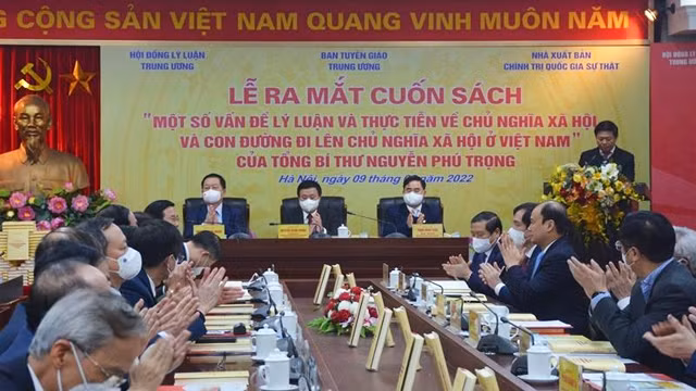 越共中央总书记阮富仲的《社会主义和越南走向社会主义道路的理论与实践若干问题》一书亮相。