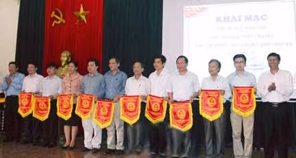 教育培训部及海防市教育培训局同参赛学校代表合影。 (Photo: 图片来源：海防报网)