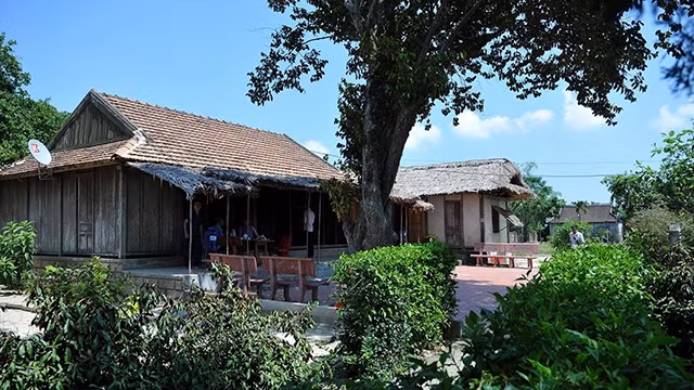 武元甲大将纪念馆位于广平省丽水县禄水乡安舍村建江河旁边的一座小房子，距离洞海市以南40多公里。