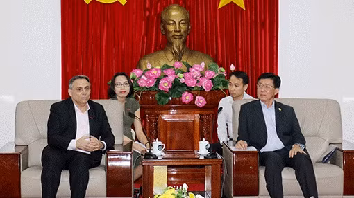 平阳省人委会副主席阮青竹会见泰国中央零售集团（越南）首席执行官菲利普·布里亚尼戈。