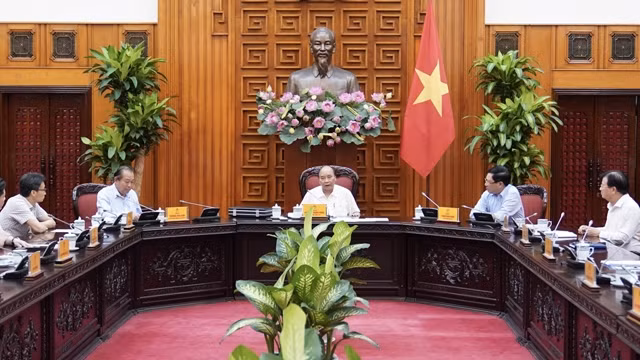 阮春福总理主持召开政府常务会议。（陈海 摄）