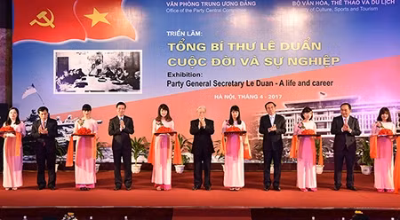 “已故总书记黎笋：生平与事业”图片资料展开幕式。（登科 摄）