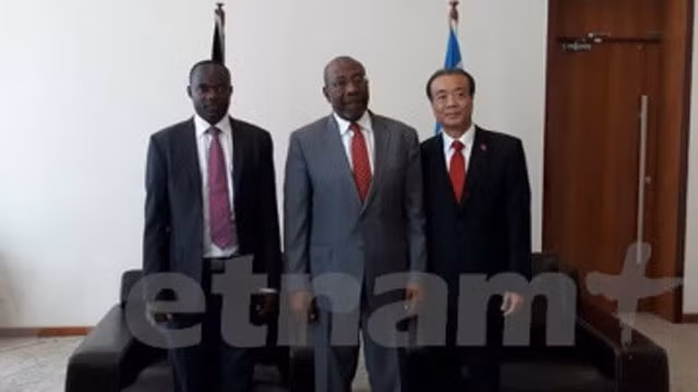 阮金营大使会见鲁哈卡纳•鲁贡达总理。（图片来源：越通社）