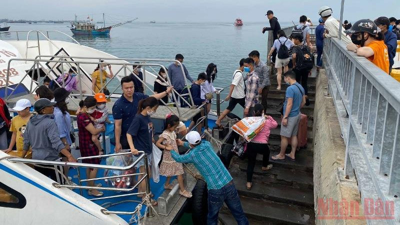 游客纷纷前往姑苏岛参观旅游。