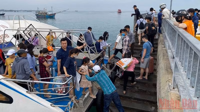 游客纷纷前往姑苏岛参观旅游。