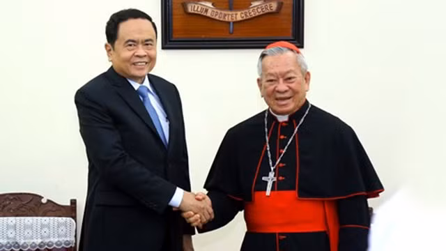 越南祖国阵线中央委员会主席陈青敏和河内市天主教总教区枢机总主教阮文仁。（图片来源：人民军队报）