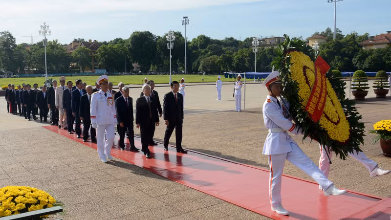 越南党和国家领导人凭吊胡志明主席。维灵 摄
