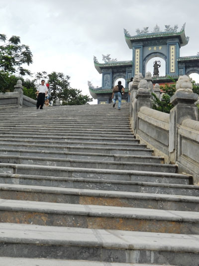 d许多国内外游客曾经从这里登上灵应寺。