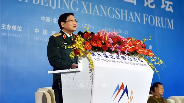 越南国防部长吴春历大将发表讲话。（图片来源：越通社）