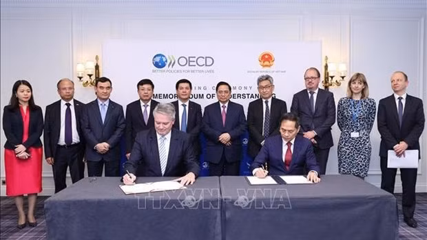 越南政府总理范明正出席越南与OECD合作谅解备忘录（2022~2026年）的签署。