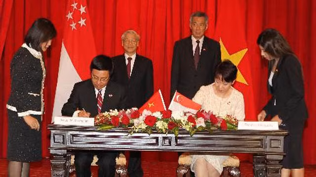 阮富仲总书记及新加坡总理、人民行动党秘书长李显龙出席重要文件签署仪式。 (Photo: 图片来源：越通社)