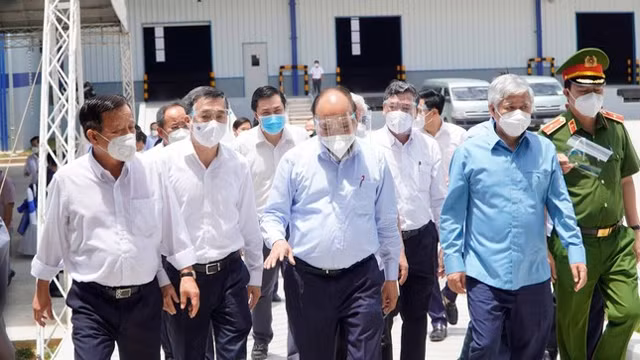 国家主席阮春福对平阳省疫情防控工作进行视察。