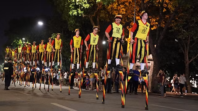 比利时艺术家踩高跷表演。耀玉 摄