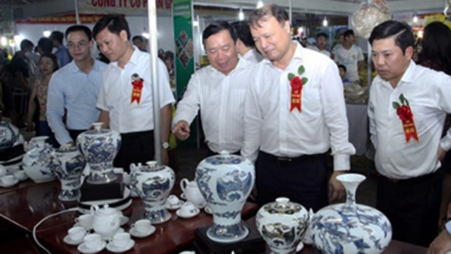 参观博览会的各位代表。（图片来源：宁平省报）