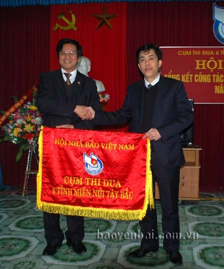 2014年西北地区六省竞赛组常设单位——富寿省新闻工作者协会接受了竞赛旗。（图片来源：安沛报网）