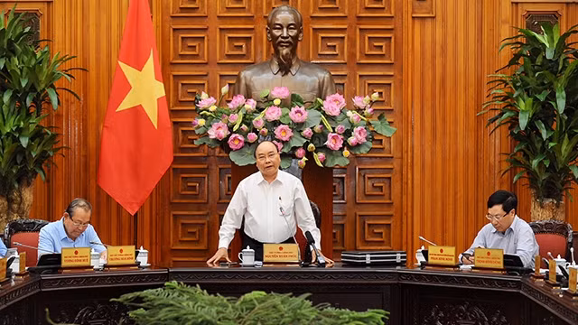 阮春福总理在政府常务会议上发表讲话。（图片来源：陈海 摄）