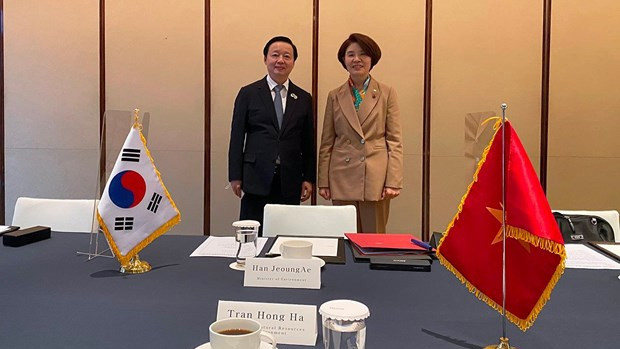 越南自然资源与环境部部长陈红河（左）与韩国环境部长韩贞爱。（图片来源：moit.gov.vn）