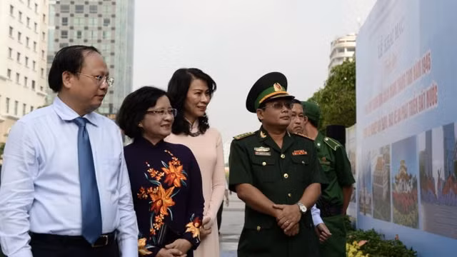 胡志明市领导参加“在国家建设、保护与发展事业中发扬1945年八月革命的成果”图片展。