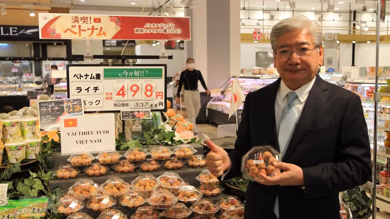 永旺公司东盟区域总监冈崎参观越南荔枝销售点。（图片来源：越通社）