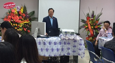 越南友好组织联合会主席武春鸿发表讲话。（图片来源：《时代报》）